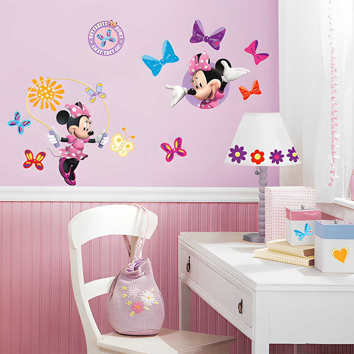 RoomMates Wandsticker Disney Minnie Bow-tique Micky Maus Freunde, Minnie Maus mit Schleifen und Schmetterlingen an einer rosafarbenen Kinderzimmerwand über einem Schreibtisch