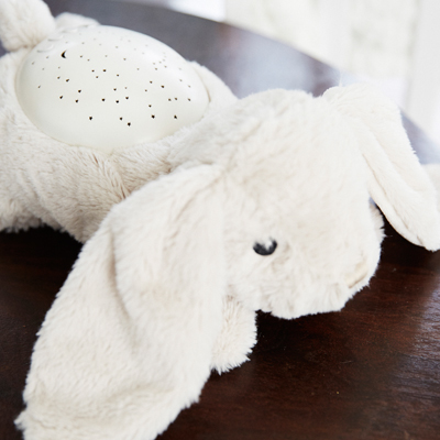 Cloud b Einschlafhilfe Twilight Buddies Hase, Nahaufnahme von Sternenprojektor und Löffelohren