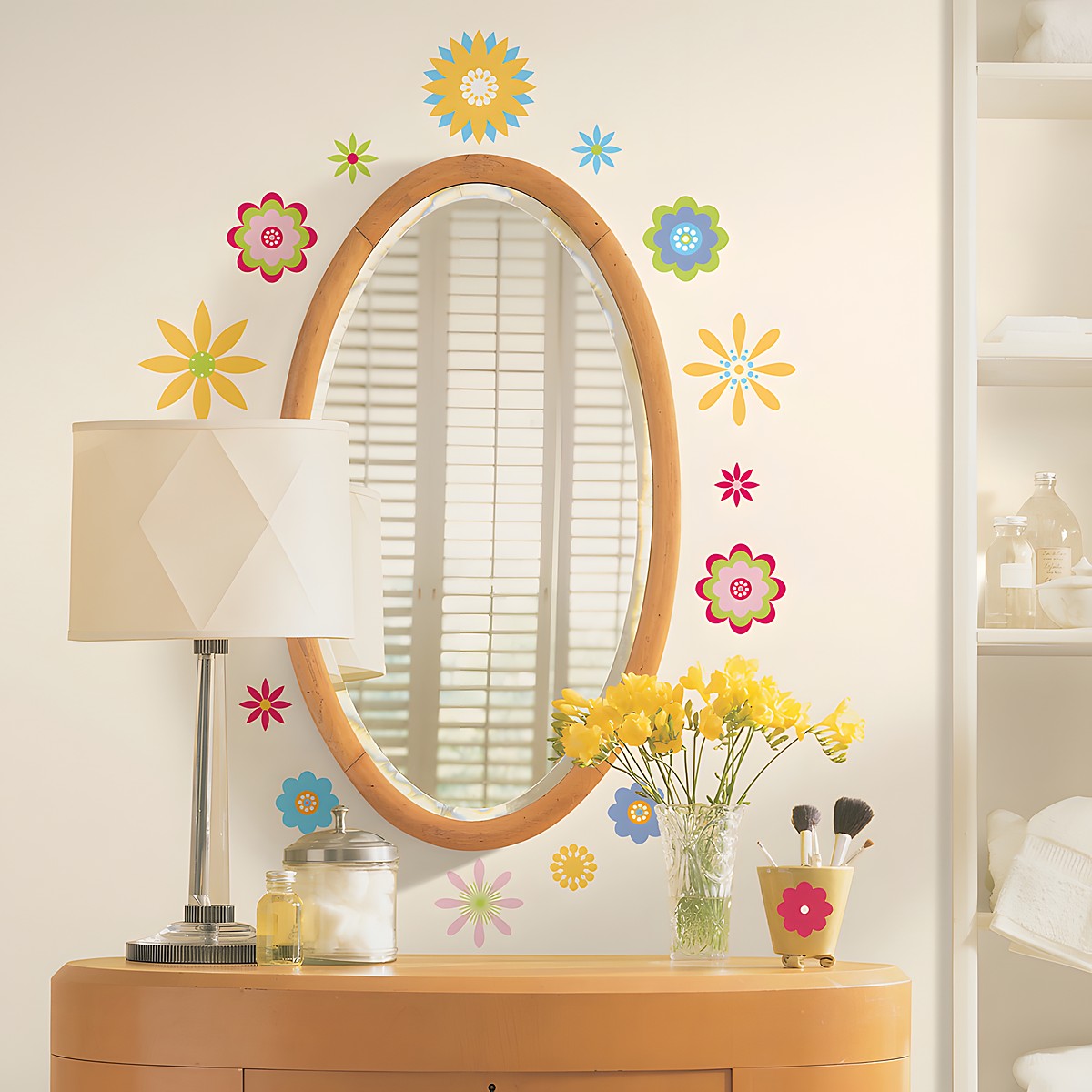 RoomMates Wandsticker Graphic Flowers Peel & Stick, bunte grafische Blütenmotive um einen ovalen Spiegel über einer Kommode