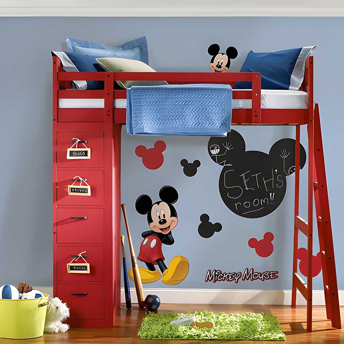 RoomMates beschreibbarer Wandsticker Disney Mickey Mouse Kreide, große Micky-Silhouette als Kreidetafel mit Namenszug „Seth's room“ an einer blauen Kinderzimmerwand über einem Hochbett