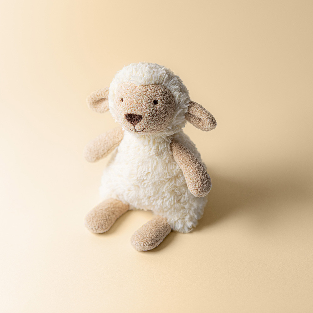 Jellycat Kuscheltier Lamm Lollie Lamb vor cremefarbenem Hintergrund, Dreiviertelansicht