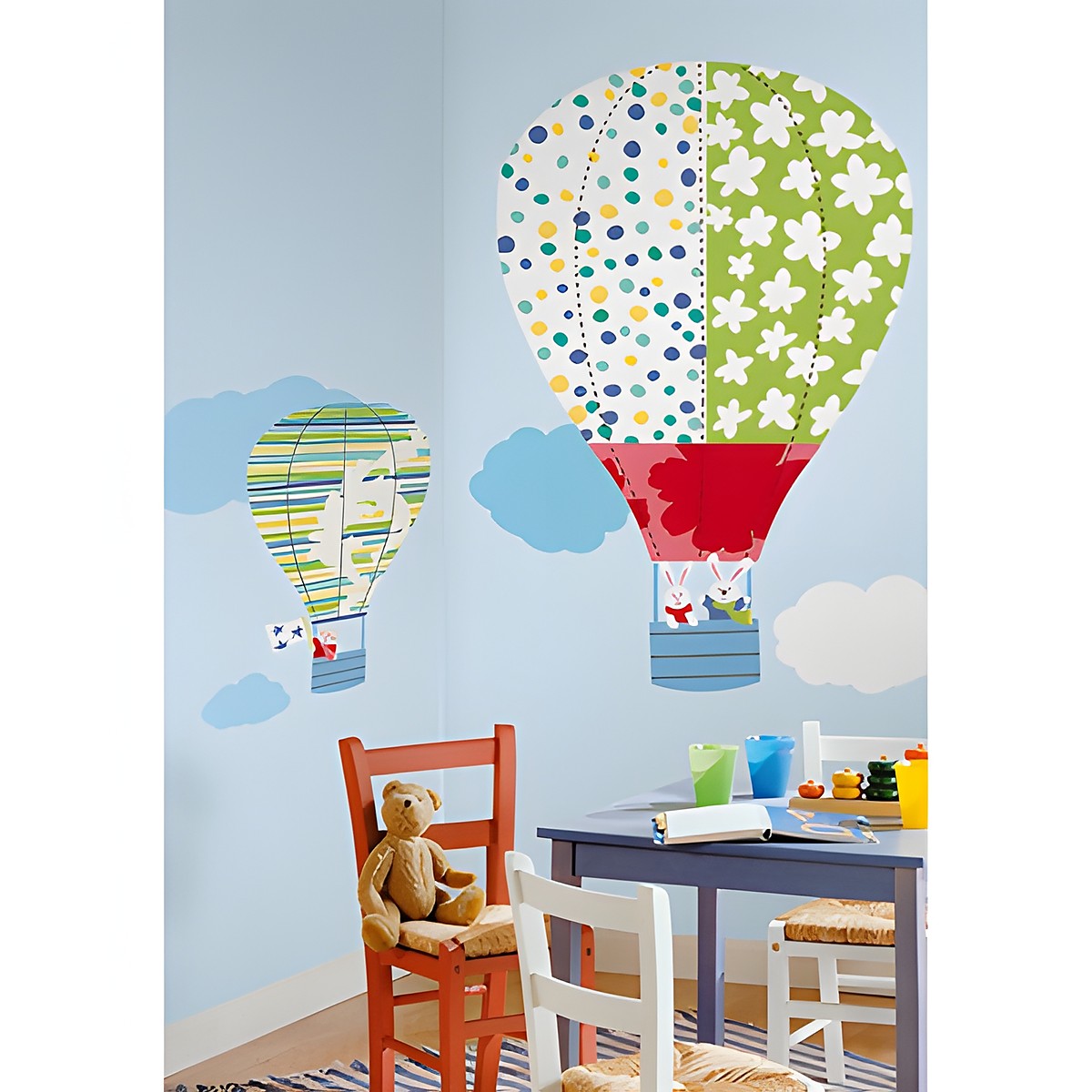 RoomMates Wandbild Hot Air Balloons, bunte gemusterte Heißluftballons mit Wolken an einer hellblauen Kinderzimmerwand über einem Tisch
