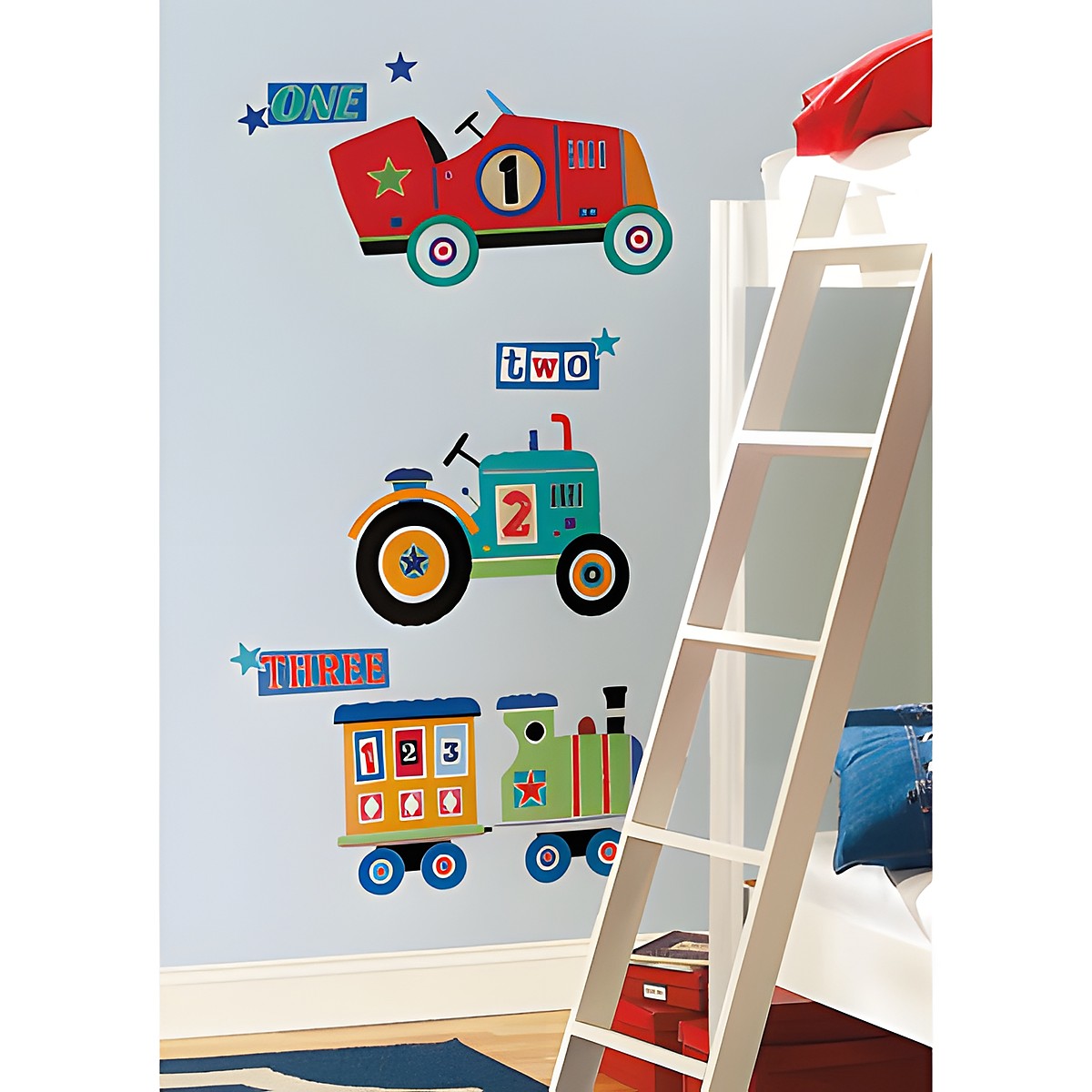 RoomMates Wandbild Transportation Giant Peel & Stick, bunte Fahrzeugmotive mit Auto, Traktor und Zug sowie Zahlen-Schriftzügen an einer hellblauen Kinderzimmerwand neben einer Leiter