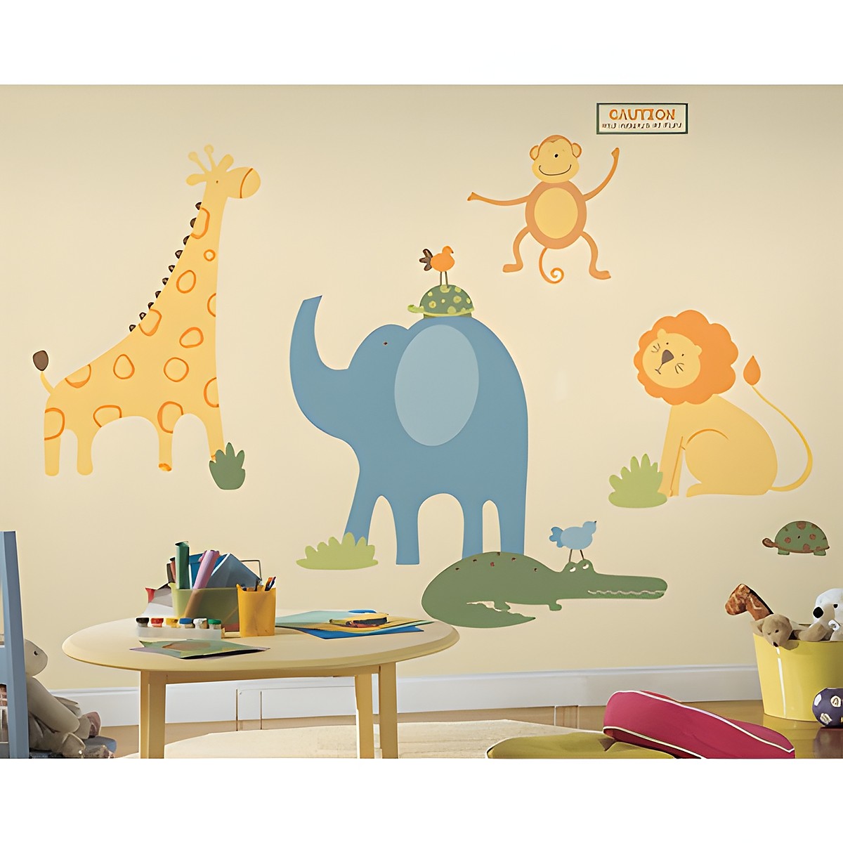 RoomMates Wandbild Zoo Animals, Giraffe, Elefant, Löwe und Affe mit Warnschild an einer cremefarbenen Kinderzimmerwand über einem Tisch