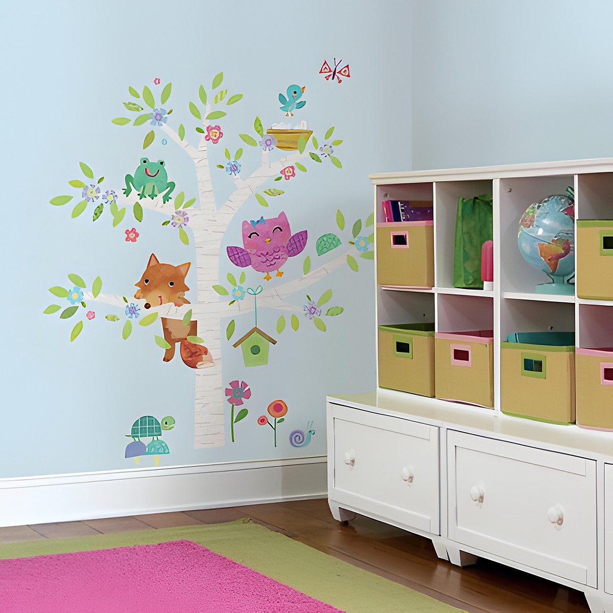 RoomMates Wandbild Woodland Waldtierkinder Baum, Birke mit Fuchs, Eule, Frosch und Vogelhäuschen an einer hellblauen Kinderzimmerwand neben einem Regal