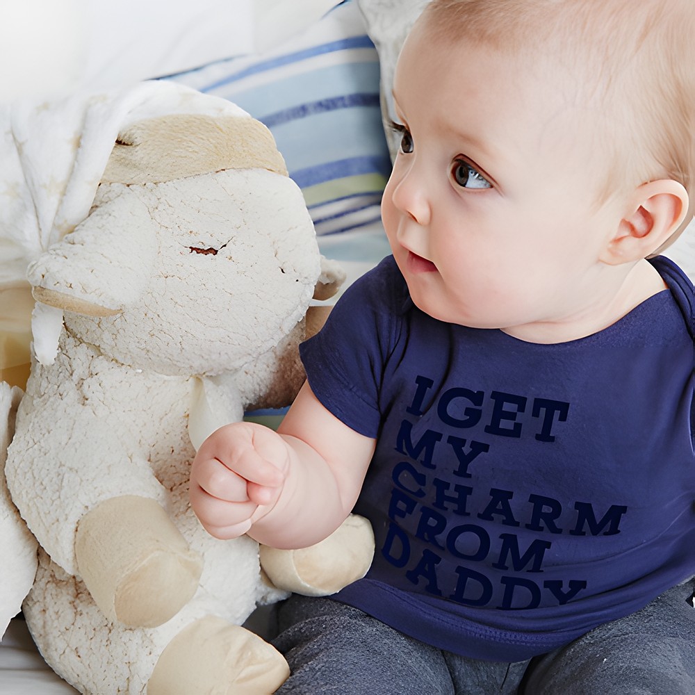 Cloud b Einschlafhilfe Schaf Sleep Sheep, Anwendungsfoto mit Baby neben cremefarbenem Kuscheltier