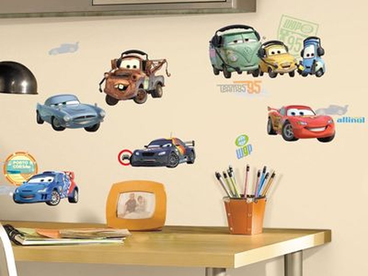 Kinderzimmer mit Cars-Wandstickern von RoomMates über einem Schreibtisch