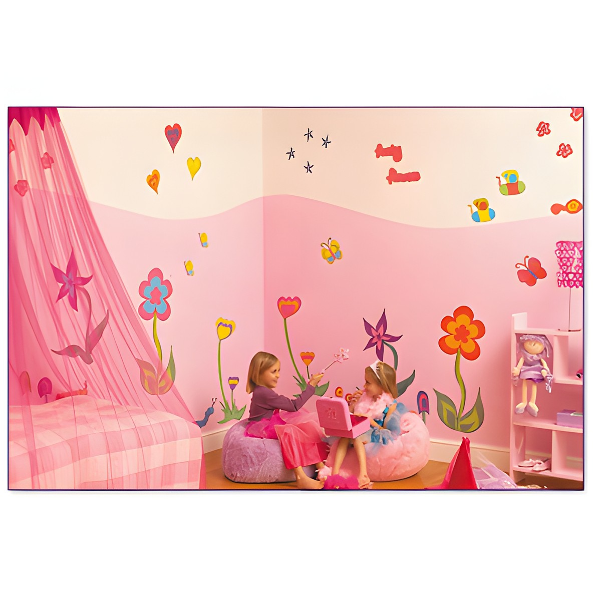 funtosee Wandsticker Blumenwelt, zwei Mädchen auf Sitzsäcken vor bunt beklebter Wand mit Blumen, Herzen und Schmetterlingen