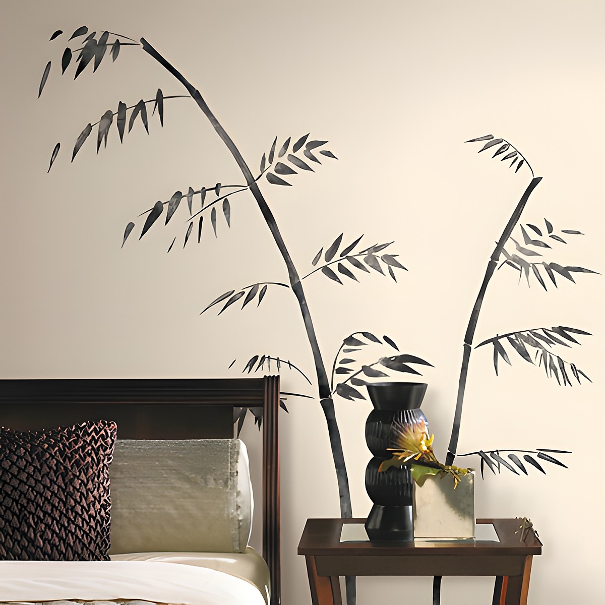 RoomMates Wandbild Painted Bamboo, gemalte schwarze Bambushalme mit Blättern an einer cremefarbenen Wand neben einem Bett