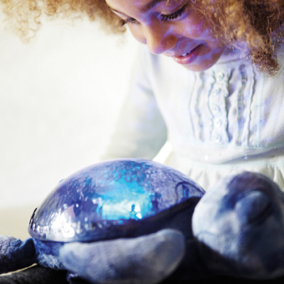 Cloud b Einschlafhilfe Tranquil Turtle Ocean, Anwendungsfoto mit Kind, das den leuchtenden Panzer betrachtet