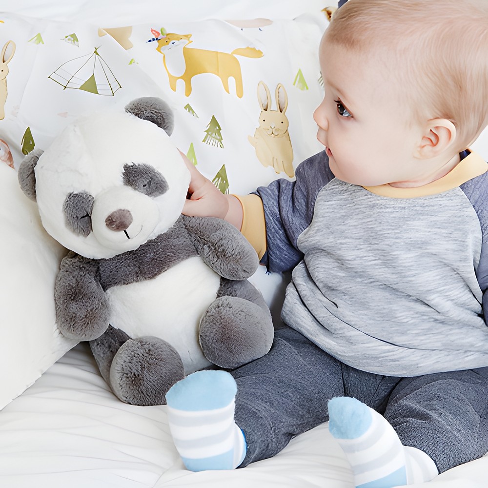 Cloud b Einschlafhilfe Pandabär Peaceful Panda, Anwendungsfoto mit Baby im Bett neben dem Kuscheltier