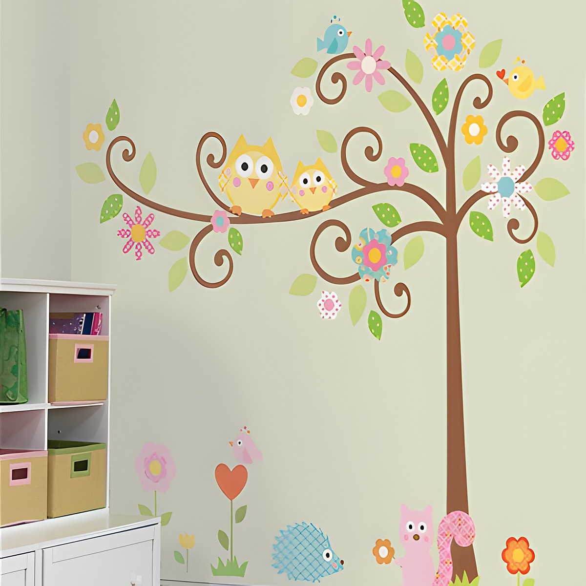 RoomMates Wandbild Scroll Tree, geschwungener Baum mit Eulen, Blüten und Blättern über Igel- und Eichhörnchen-Motiven an einer grünen Kinderzimmerwand