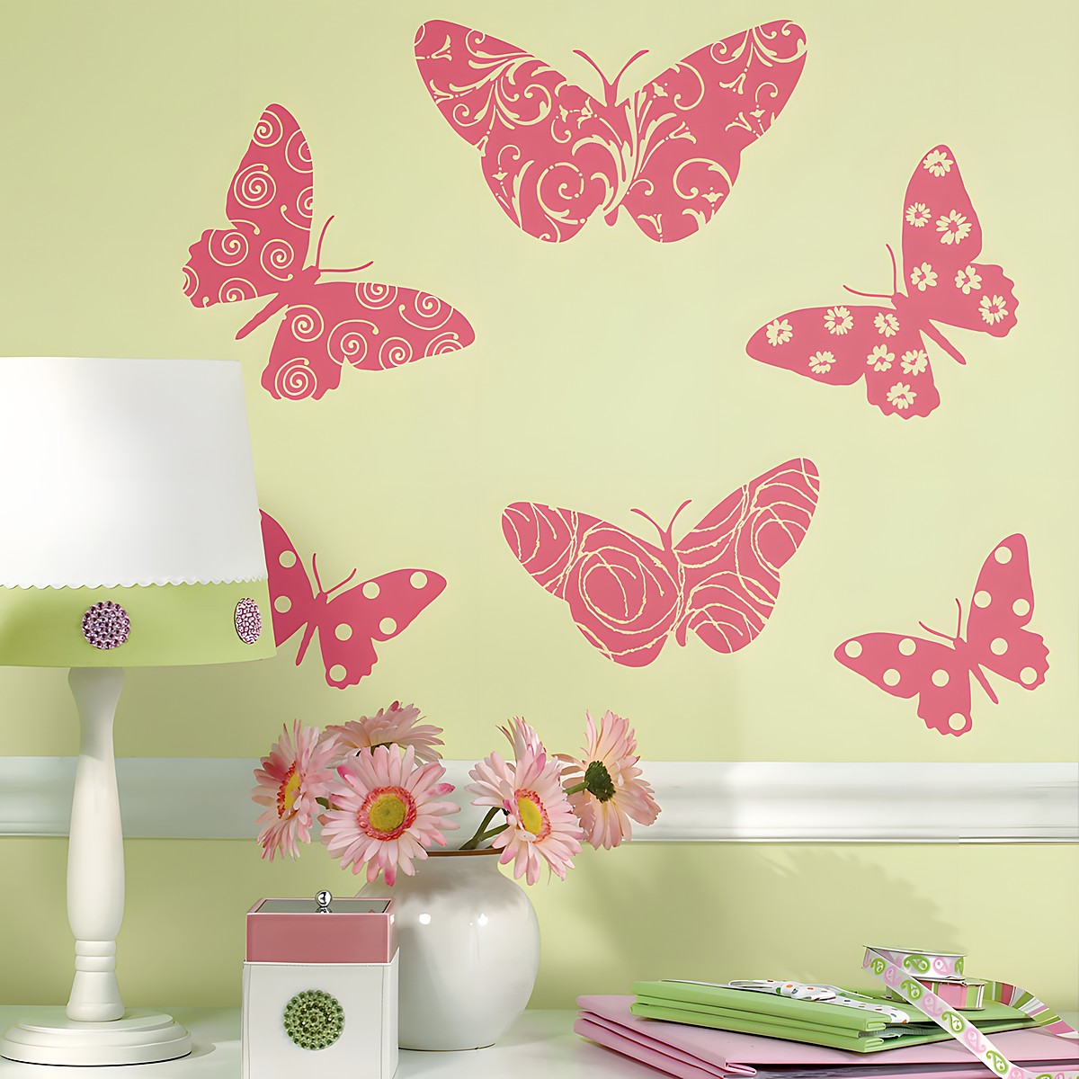 RoomMates Wandbild Flocked Butterfly, pinke gemusterte Schmetterlingsmotive an einer hellgrünen Wand über einer Kommode
