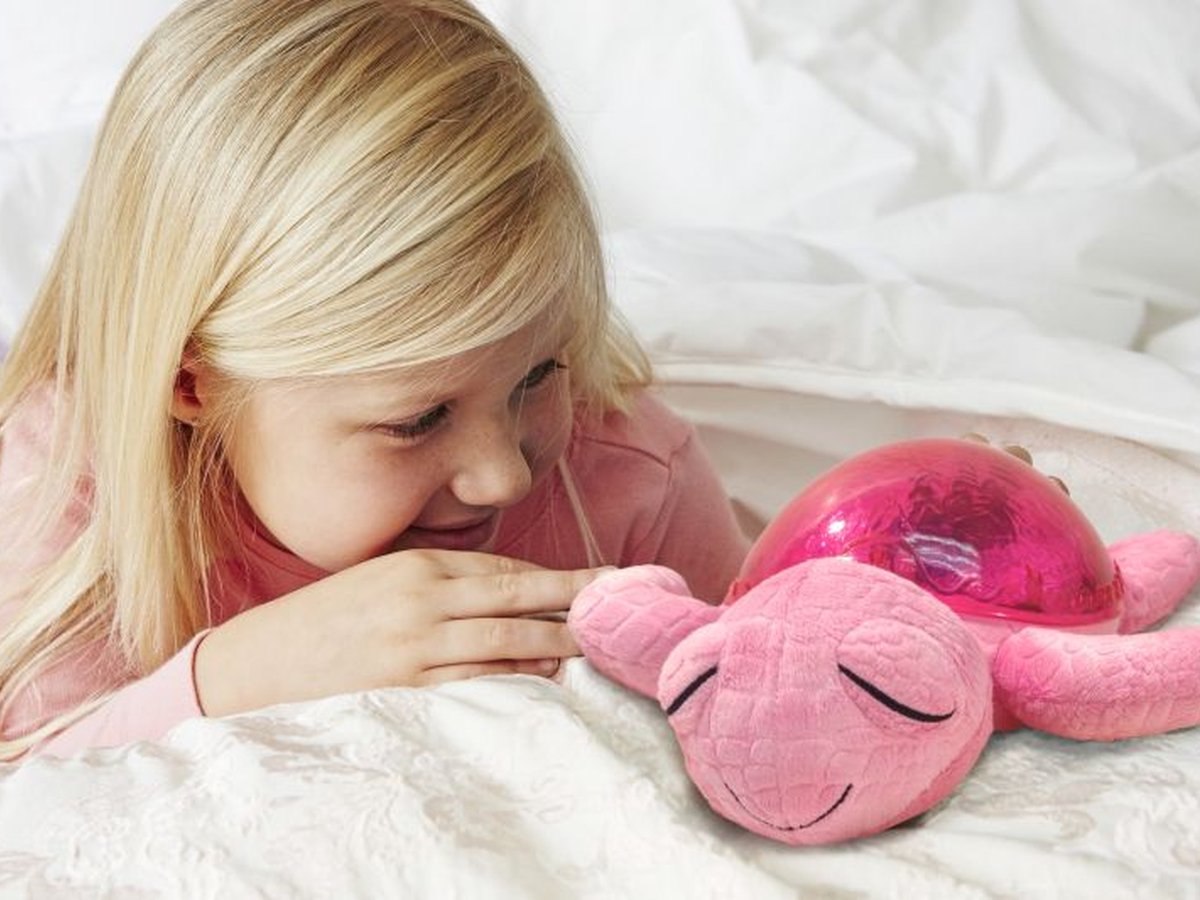Mädchen mit der rosa Tranquil Turtle von Cloud b im Bett