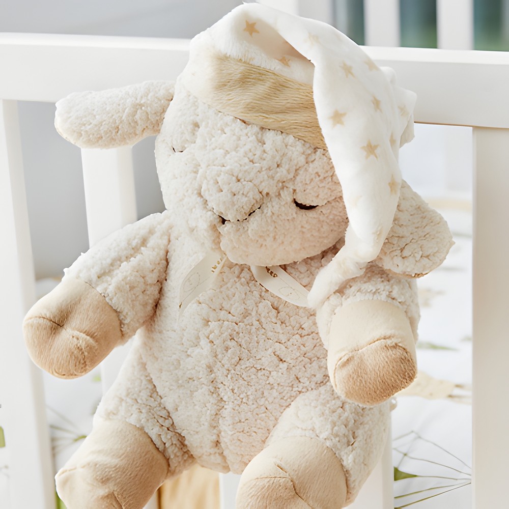 Cloud b Einschlafhilfe Schaf Sleep Sheep, Kuscheltier mit Sternen-Schlafmütze hängend am Gitterbett