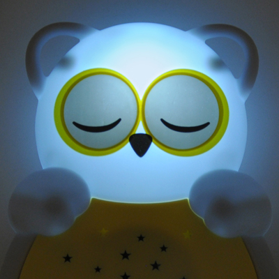 Cloud b sleep aid Sweet Dreamz on the Go owl, close-up of glowing yellow star belly in the dark