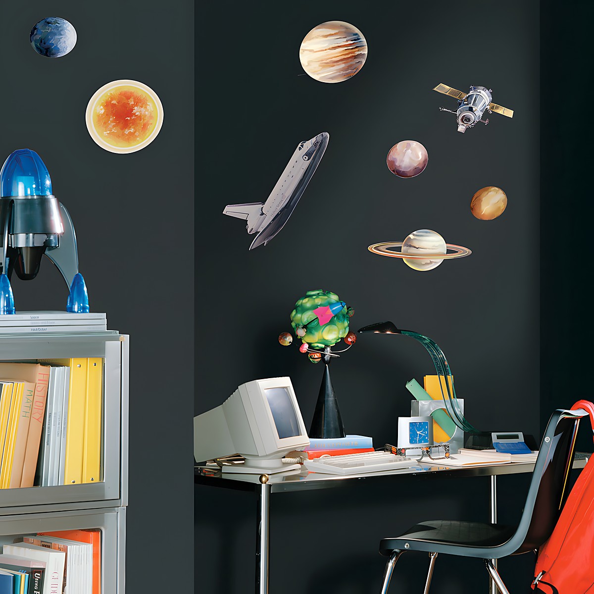 RoomMates Wandsticker Space Travel, fotorealistische Planeten, Raumfähre und Raumstation an einer dunklen Wand über einem Schreibtisch
