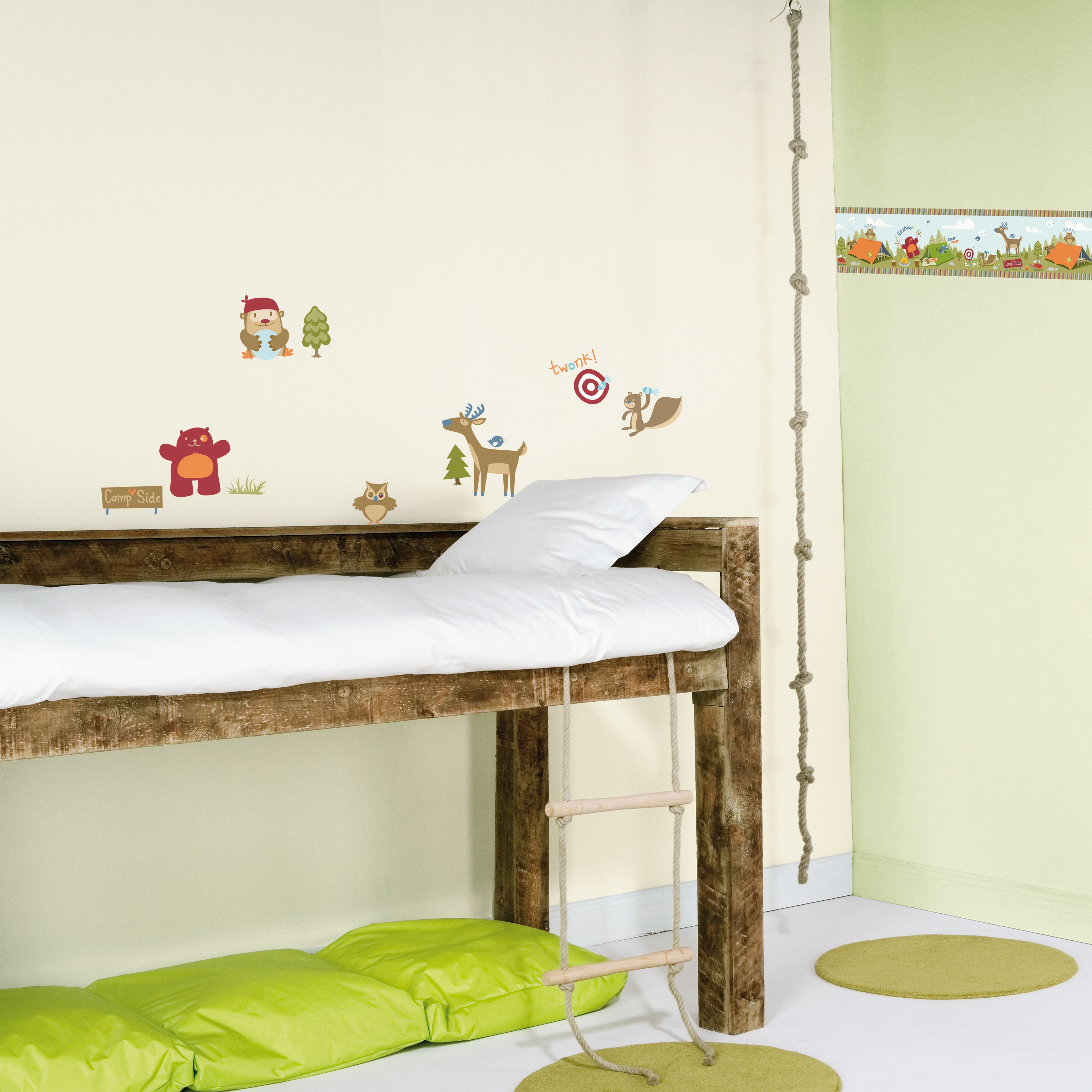 decofun wall decal Campside lifestyle photo, owl, bear, deer and squirrel above the border by a bunk bed