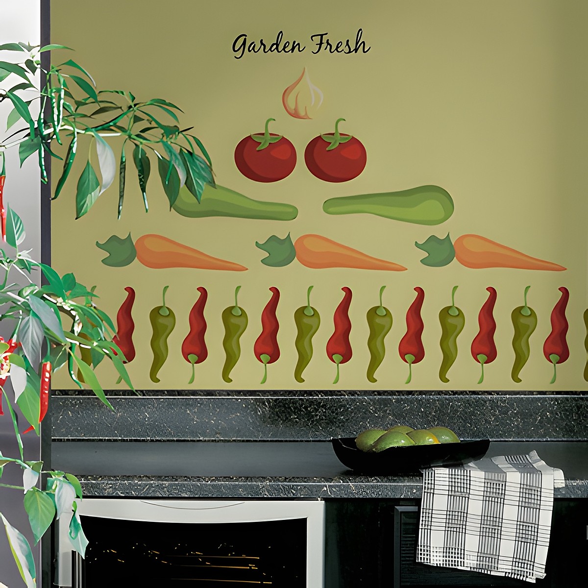 RoomMates Wandsticker Garden Fresh, Gemüsemotive wie Tomaten, Möhren und Chilis mit „Garden Fresh“-Schriftzug an einer olivgrünen Küchenwand