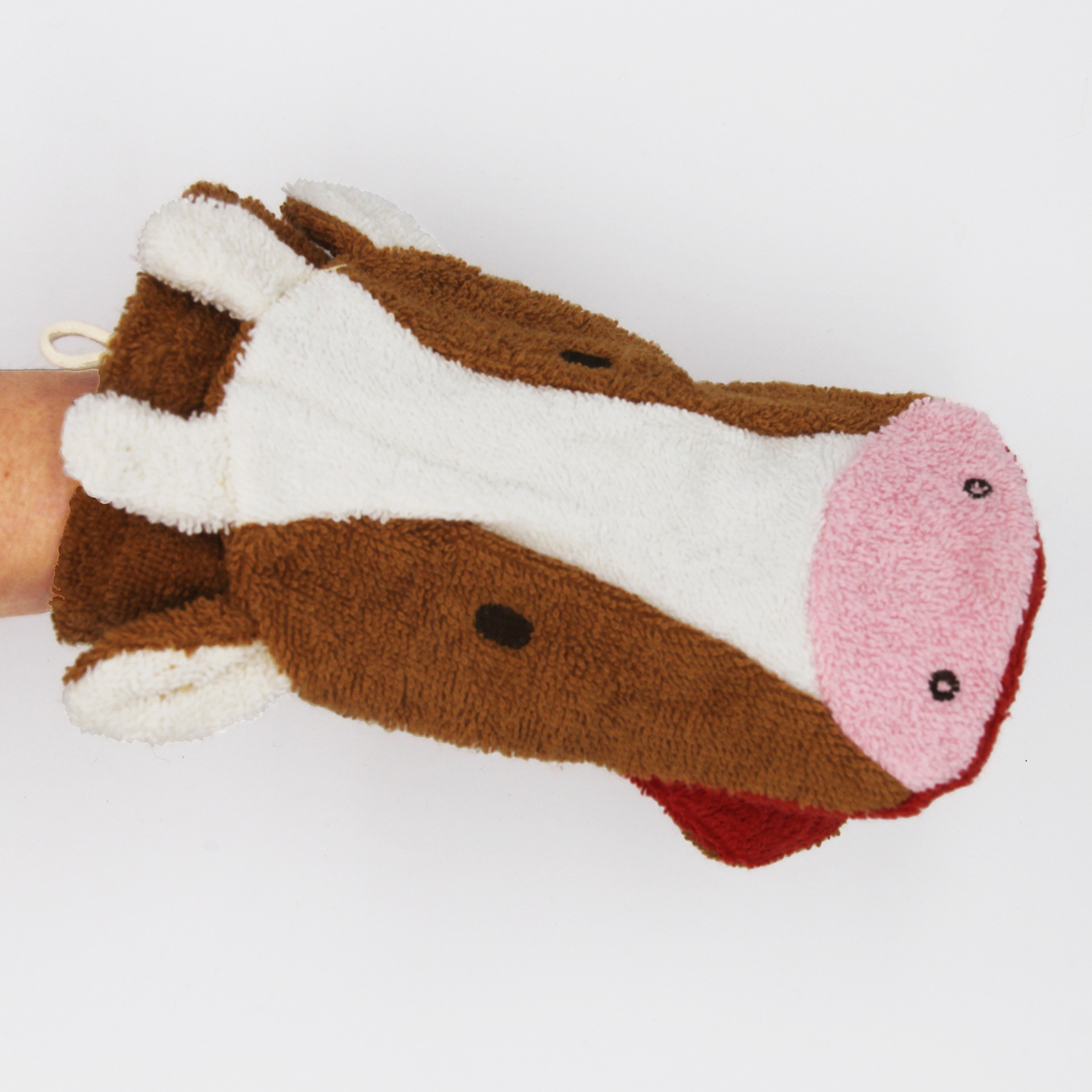 Fürnis Bio-Waschlappen Kuh Klara als Waschhandschuh am Arm, rosa Schnauze mit roter Maulinnenseite