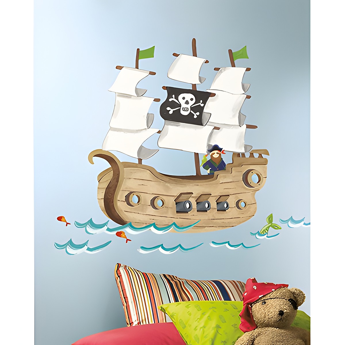 RoomMates Wandbild Pirate Ship, Piratenschiff mit Totenkopfflagge und Kapitän an einer hellblauen Kinderzimmerwand über einem gestreiften Sofa