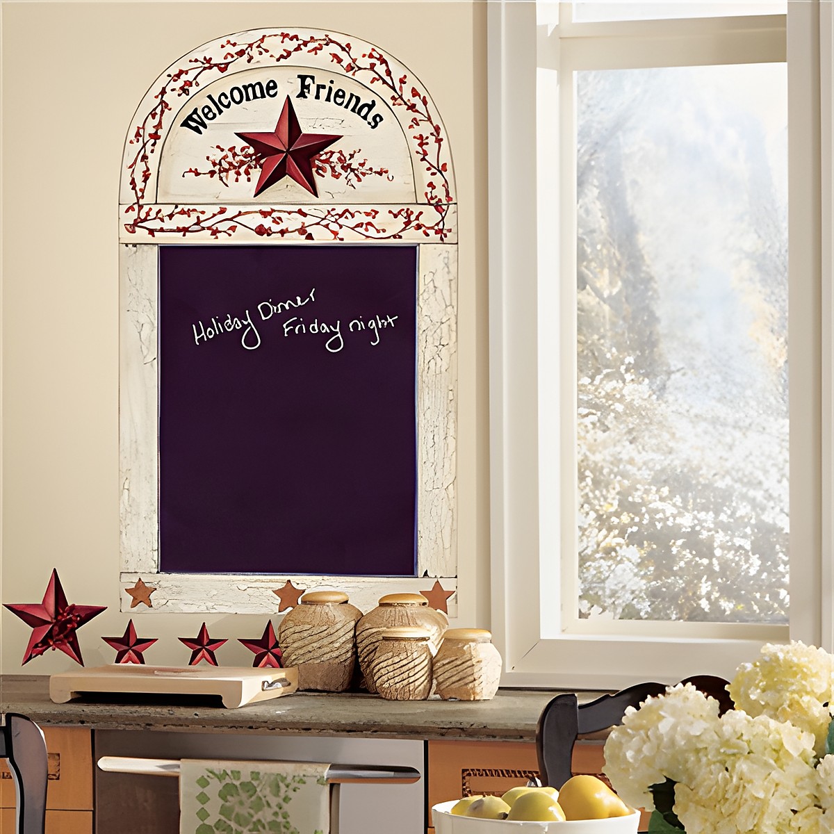 RoomMates beschreibbare Tafel Country Chalkboard, cremefarbener Rahmen mit „Welcome Friends“-Schriftzug, rotem Stern und Beerenranke über einer beschreibbaren Tafelfläche, an einer Küchenwand