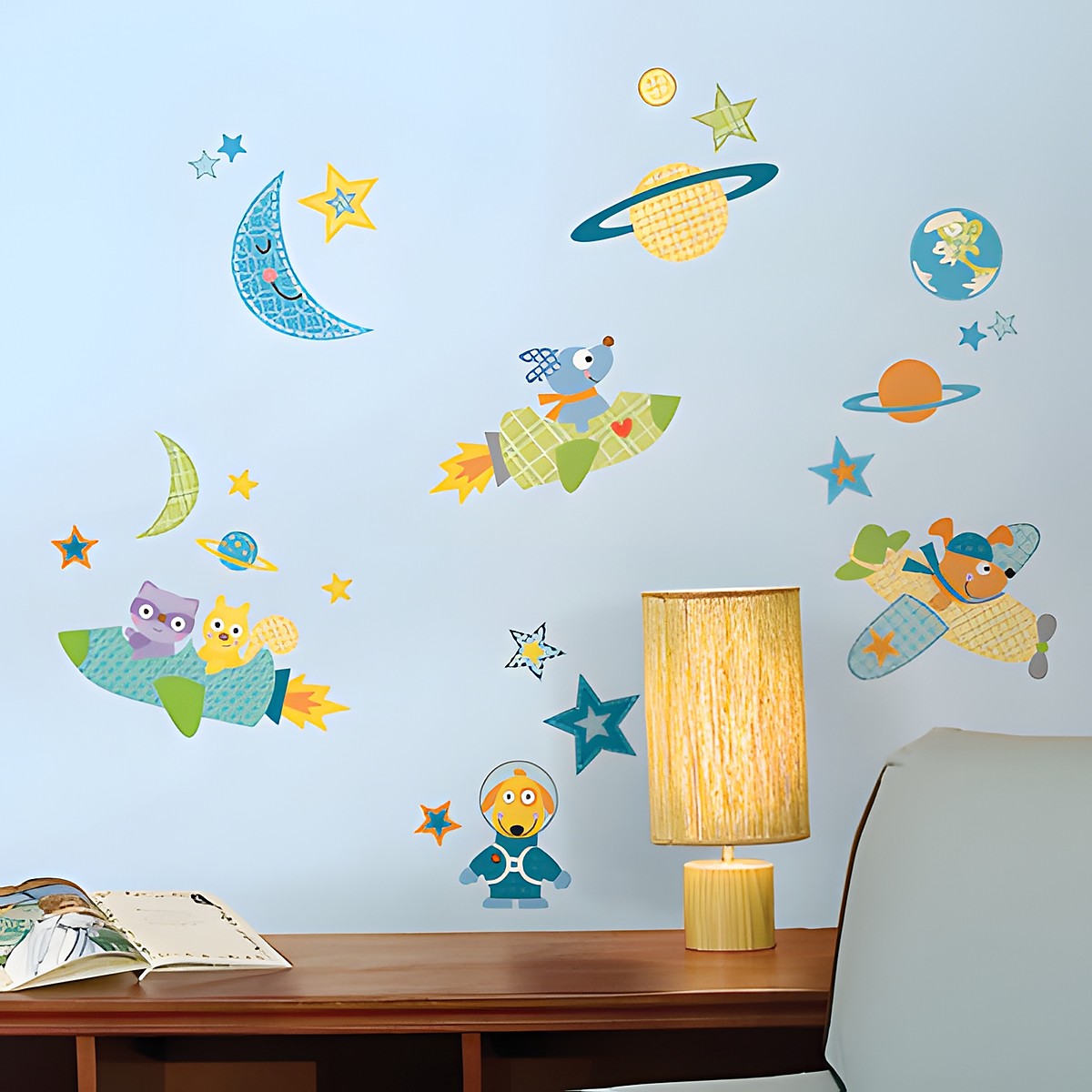 RoomMates Wandsticker Rocketdog, Tiere in Raketen und Raumschiffen zwischen Sternen, Monden und Planeten an einer hellblauen Kinderzimmerwand über einer Kommode
