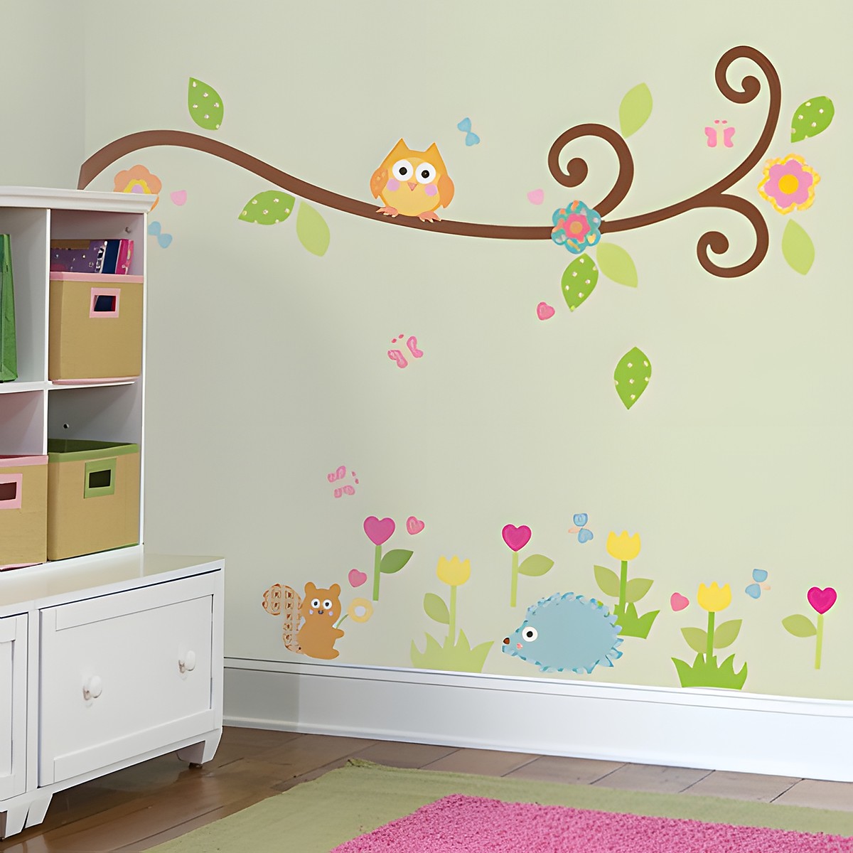 RoomMates Wandbild Happi Scroll Branch, geschwungener Ast mit Eule, Blüten und Blättern über Igel- und Eichhörnchen-Motiven an einer grünen Kinderzimmerwand