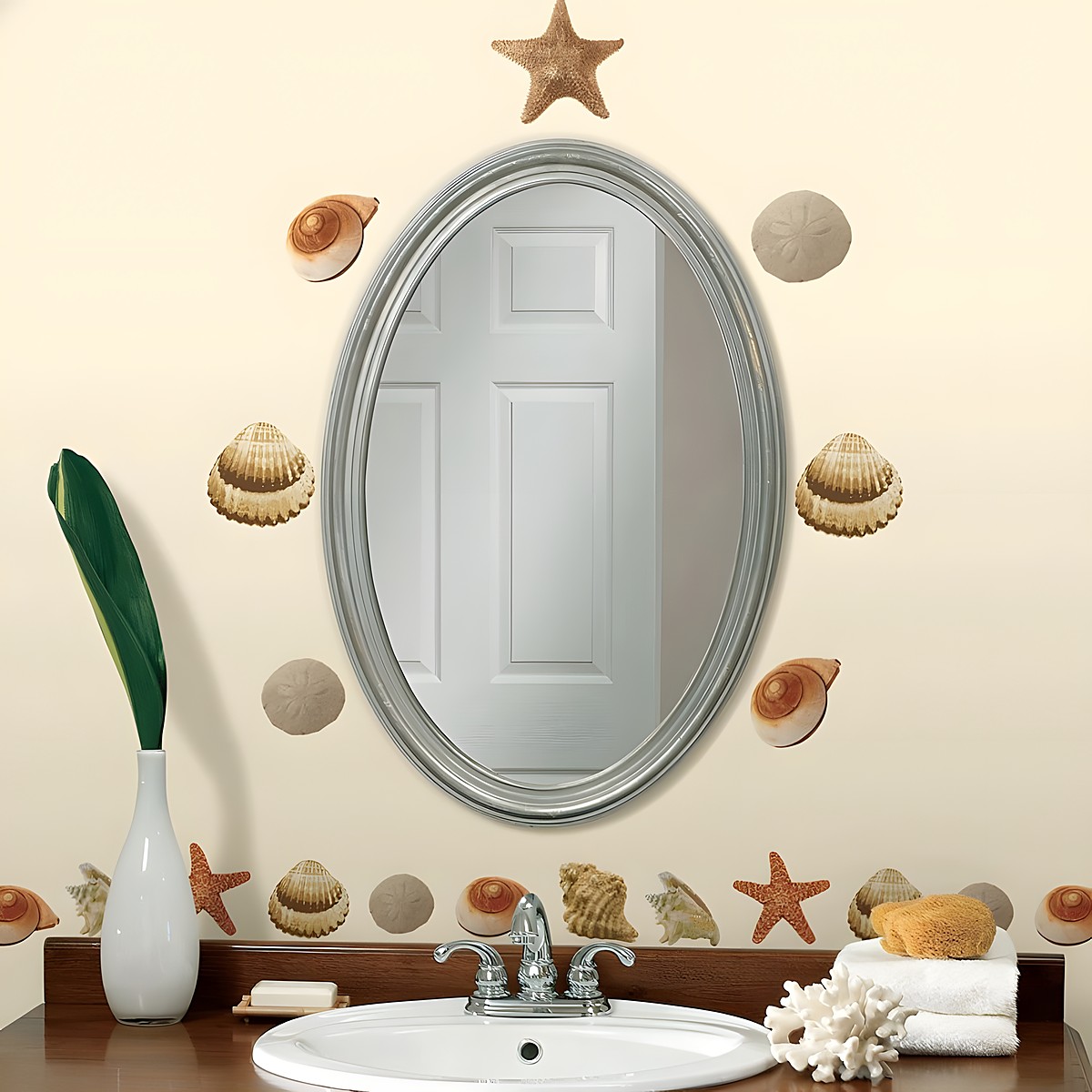 RoomMates Wandsticker Sea Shells Peel & Stick, fotorealistische Muscheln, Seesterne und ein Seeigel um einen ovalen Spiegel im Badezimmer