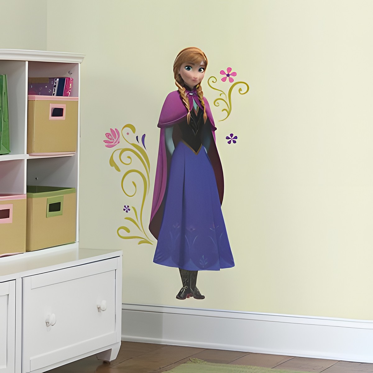 RoomMates Wandbild Disney Die Eiskönigin Anna mit Umhang, Anna in blauem Kleid und pinkem Umhang mit Blüten-Rankenmotiven, an einer gelben Kinderzimmerwand