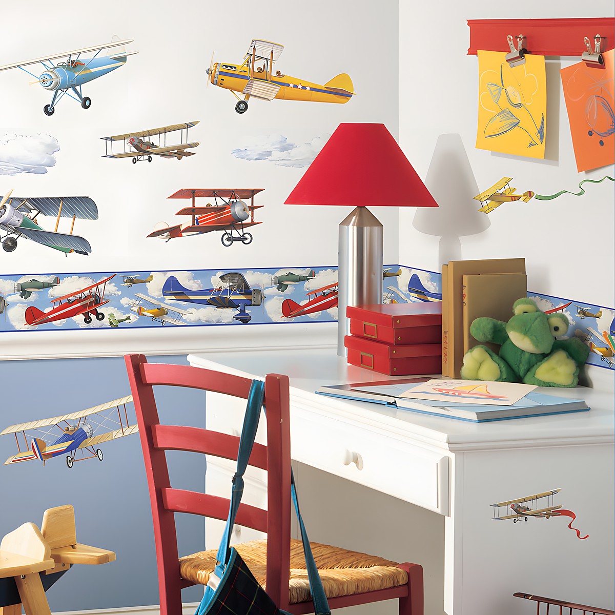 RoomMates Bordüre Vintage Planes, historische Doppeldecker-Flugzeuge zwischen Wolken über Flugzeug-Wandstickern an einer weißen Kinderzimmerwand