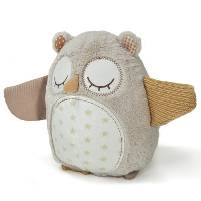 Cloud b Einschlafhilfe Nighty Night Owl, beige-graues Eulen-Kuscheltier mit geschlossenen Augen, Frontansicht