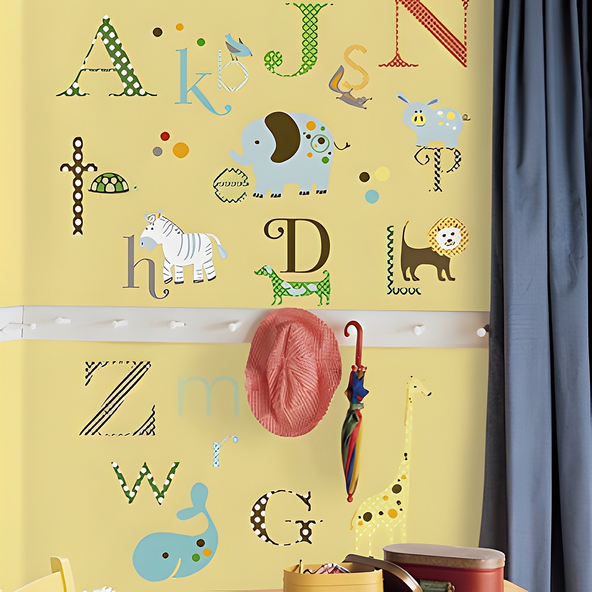 RoomMates Wandsticker Animal Alphabet, bunte gemusterte Buchstaben mit Tiermotiven wie Elefant, Zebra und Löwe an einer gelben Kinderzimmerwand