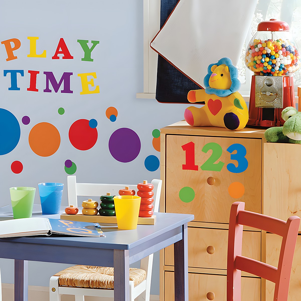 RoomMates Wandsticker Colourful Numbers, bunte Zahlen und Punkte mit Play-Time-Schriftzug an einer hellblauen Kinderzimmerwand über einer Kommode