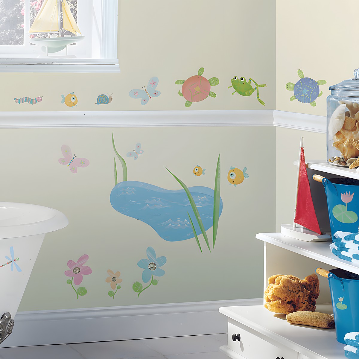 RoomMates Wandsticker Hoppy Pond, Teich-Motiv mit Schildkröten, Fröschen und Libellen unter einer Bordüre mit Schnecken und Faltern an einer grünen Badezimmerwand