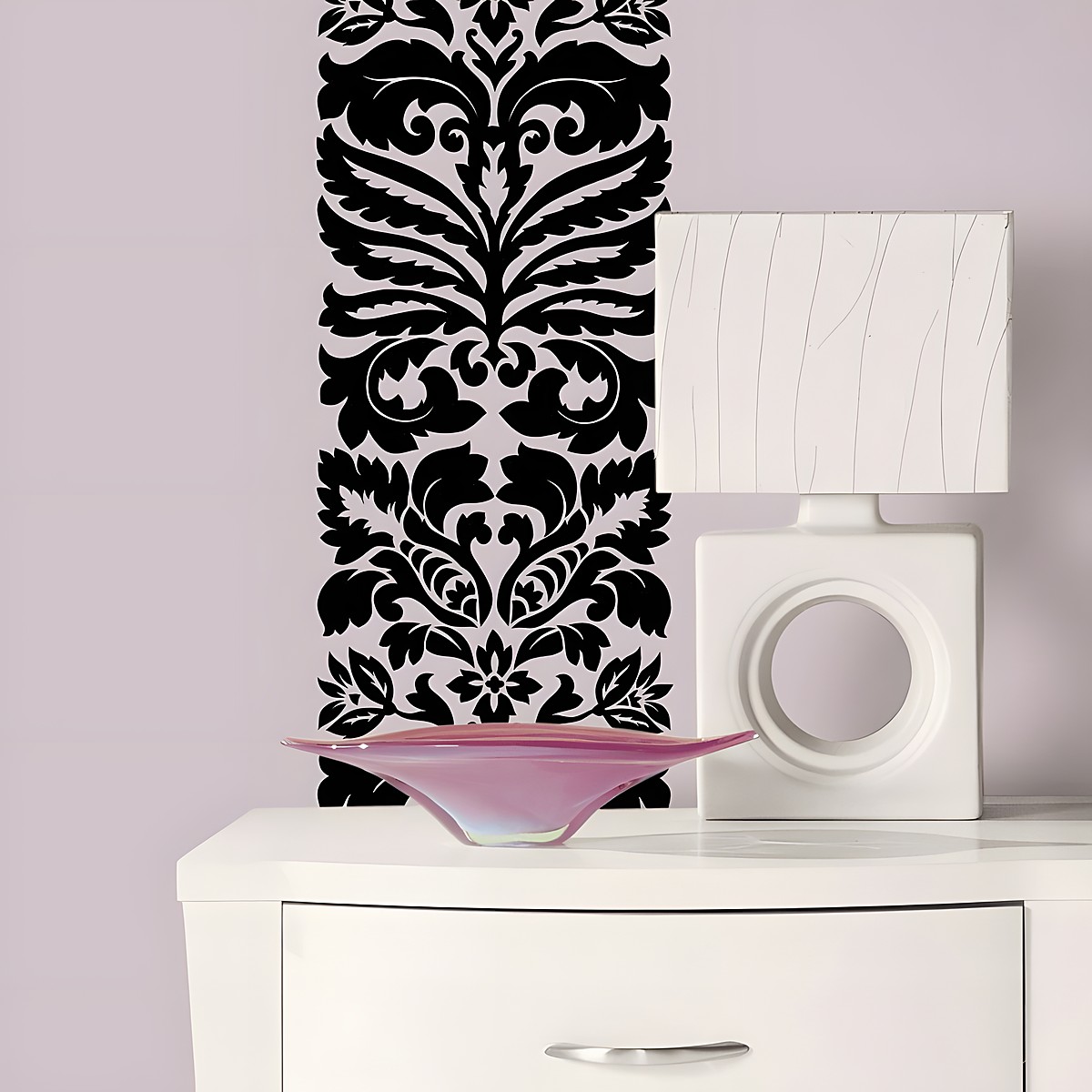 RoomMates Wandbild Class A Peel & Stick, schwarzes Damast-Ornament an einer hellvioletten Wand hinter einer Kommode mit Lampe und Schale