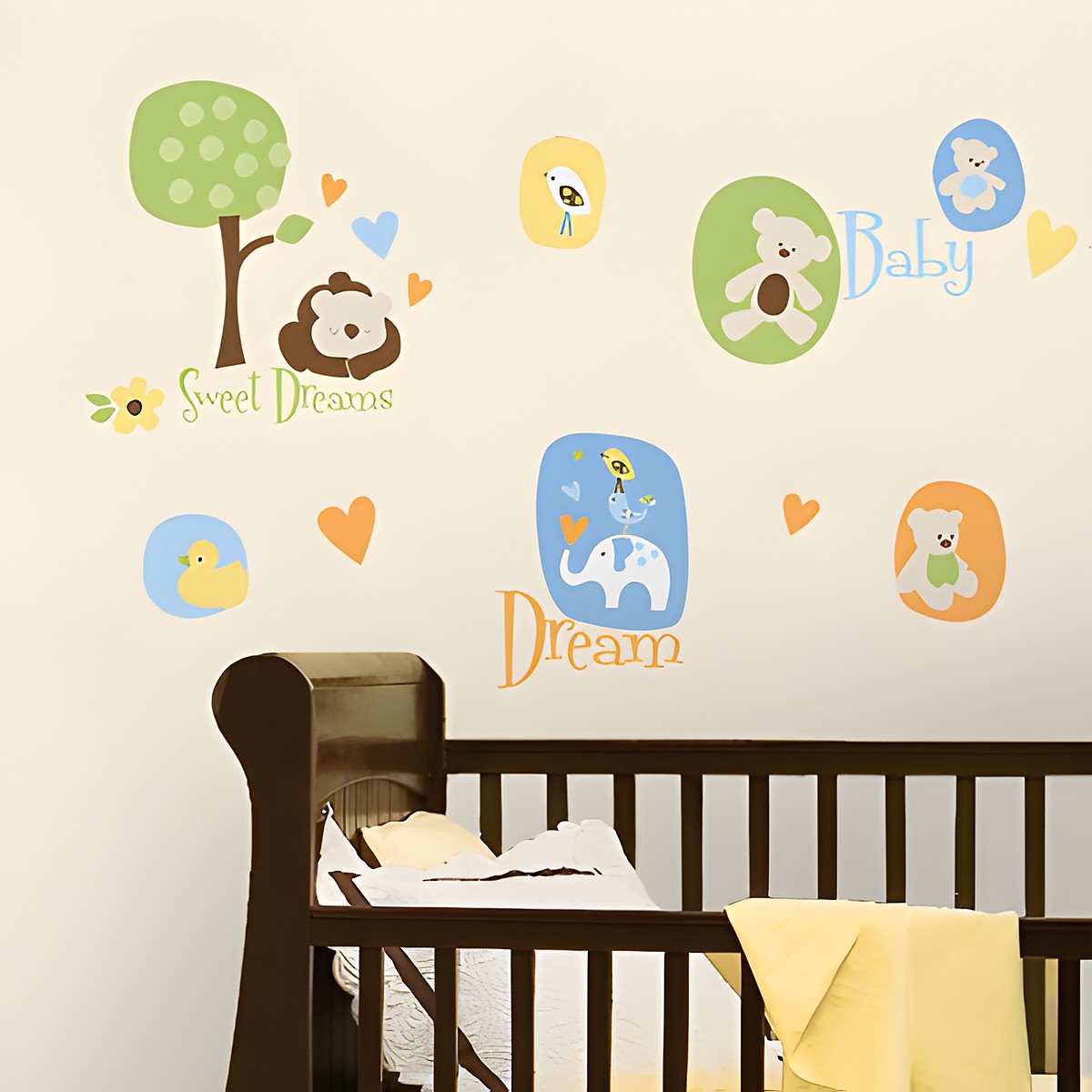 RoomMates Wandsticker Modern Baby, Baby-Motive mit Bär, Elefant, Vogel und Baum sowie Schriftzügen Sweet Dreams, Baby und Dream an einer cremefarbenen Wand über einem Babybett