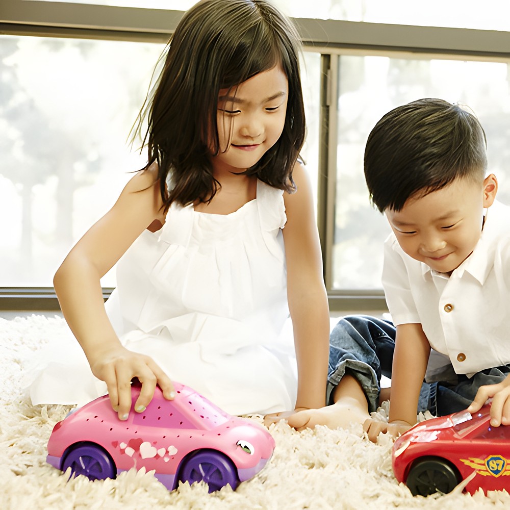 Cloud b Twilight Carz Pink Hearts, lifestyle photo with two children playing with the car night lights