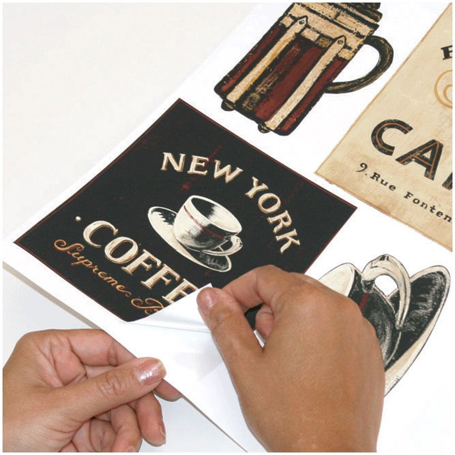 RoomMates Wandsticker Coffee House Peel & Stick, Hände lösen ein New-York-Coffee-Schild-Motiv vom Trägerbogen, Anwendungsbeispiel
