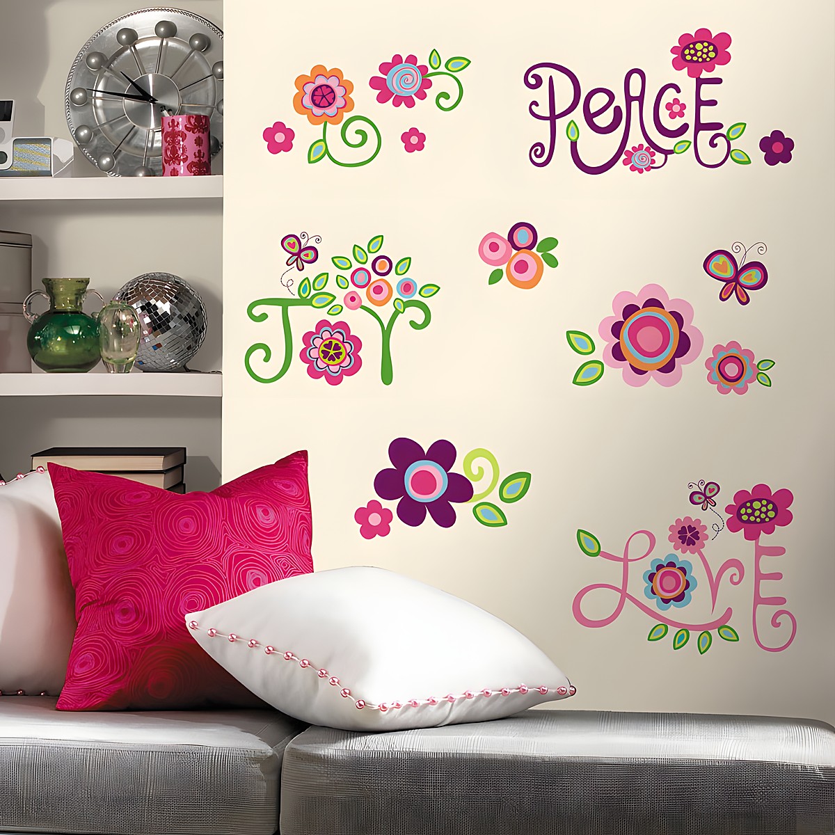 RoomMates Wandsticker Love Joy Peace, bunte Blumen- und Schmetterlingsmotive mit den Schriftzügen Peace, Joy und Love an einer cremefarbenen Wand