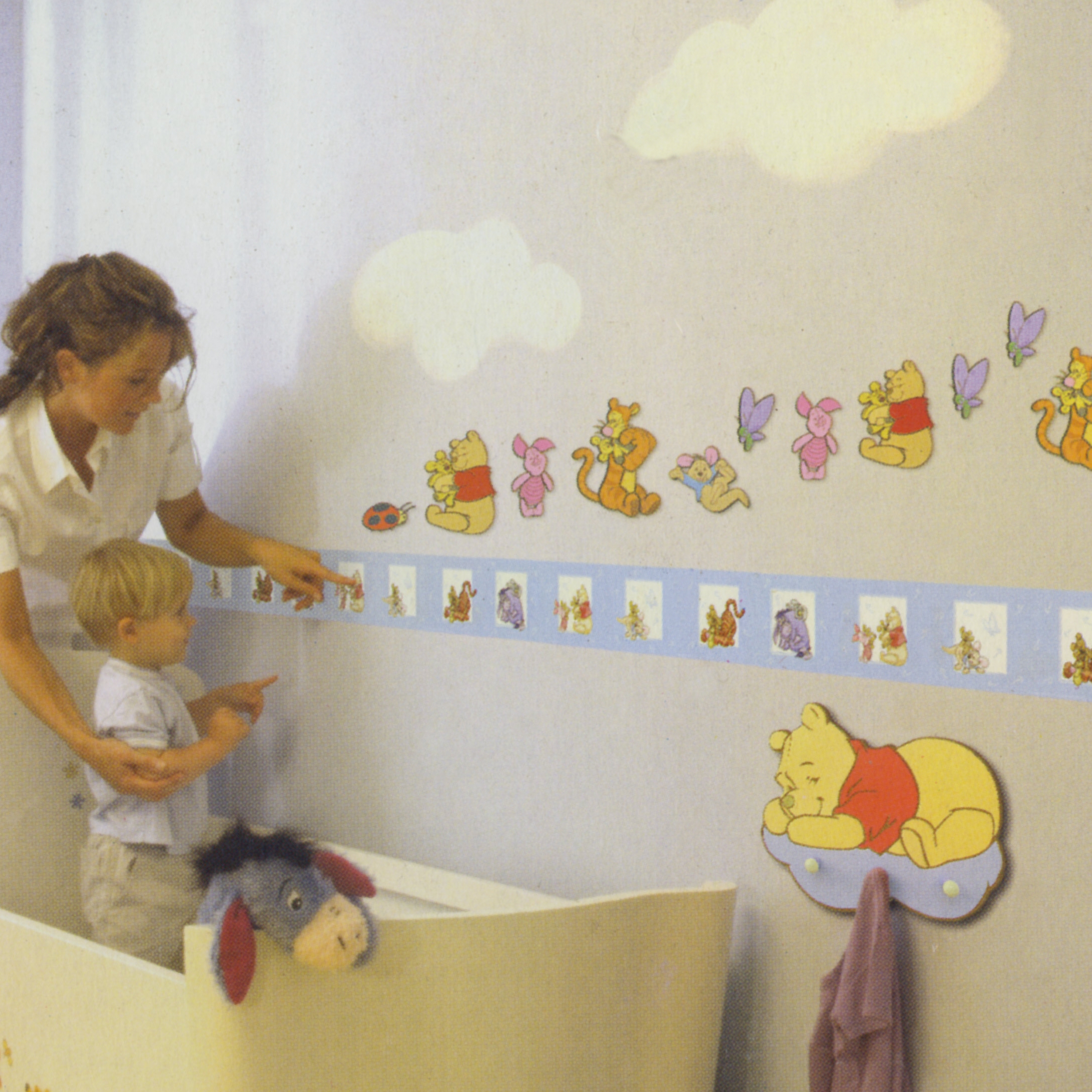 decofun Wanddekoration Winnie Puuh Baby im Kinderzimmer, Bordüre über Babybett und Wandhaken mit schlafendem Winnie Puuh auf dem Mond