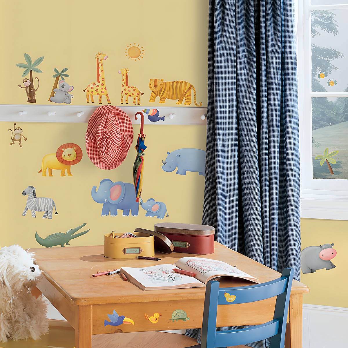 RoomMates Wandsticker Jungle Adventure, Dschungeltiere wie Affen, Giraffe, Tiger, Löwe und Elefanten an einer gelben Kinderzimmerwand mit Kleiderhaken