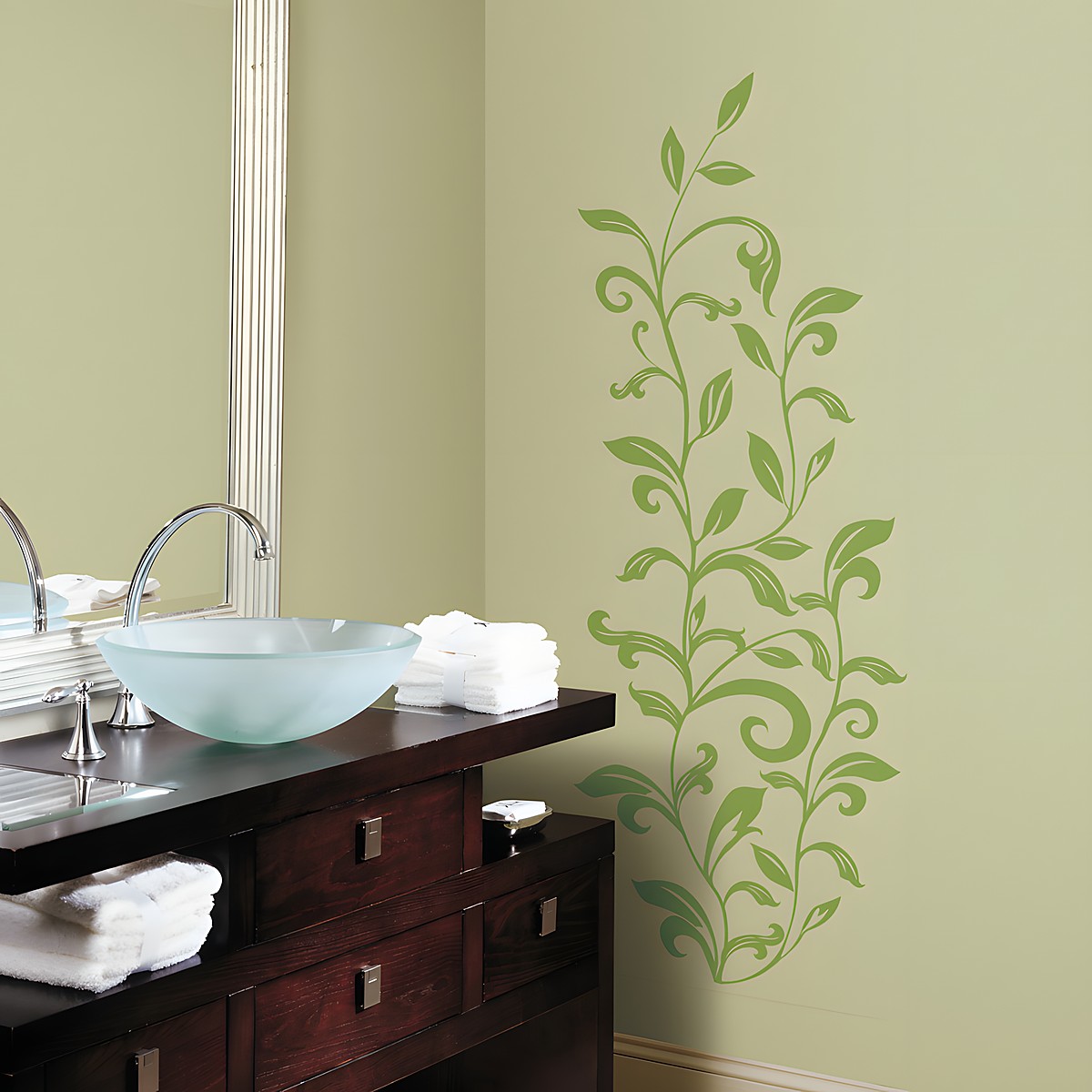 RoomMates Wandbild Leaf Scroll Peel & Stick, grünes Blätterranken-Motiv an einer olivgrünen Badezimmerwand über einer Waschtischkommode