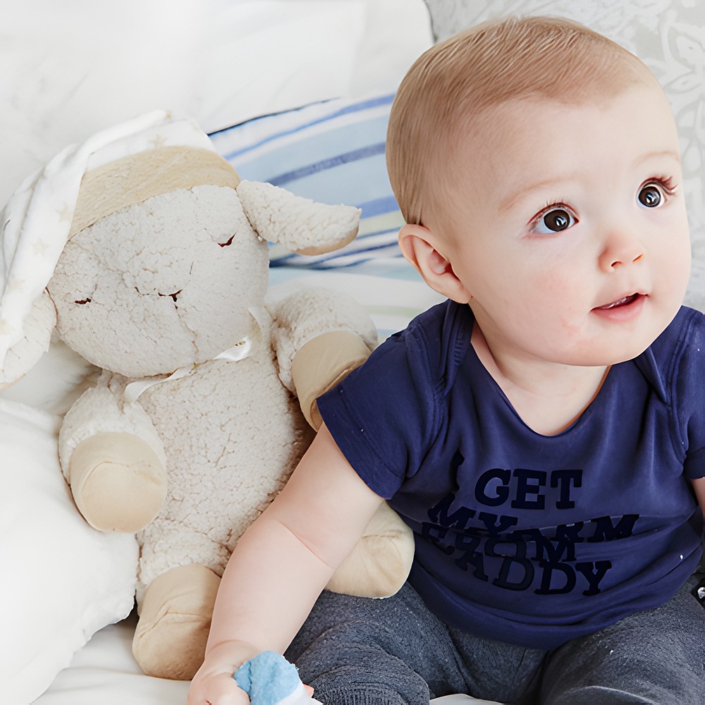 Cloud b Einschlafhilfe Schaf Sleep Sheep, Anwendungsfoto mit Baby, das das Kuscheltier betrachtet