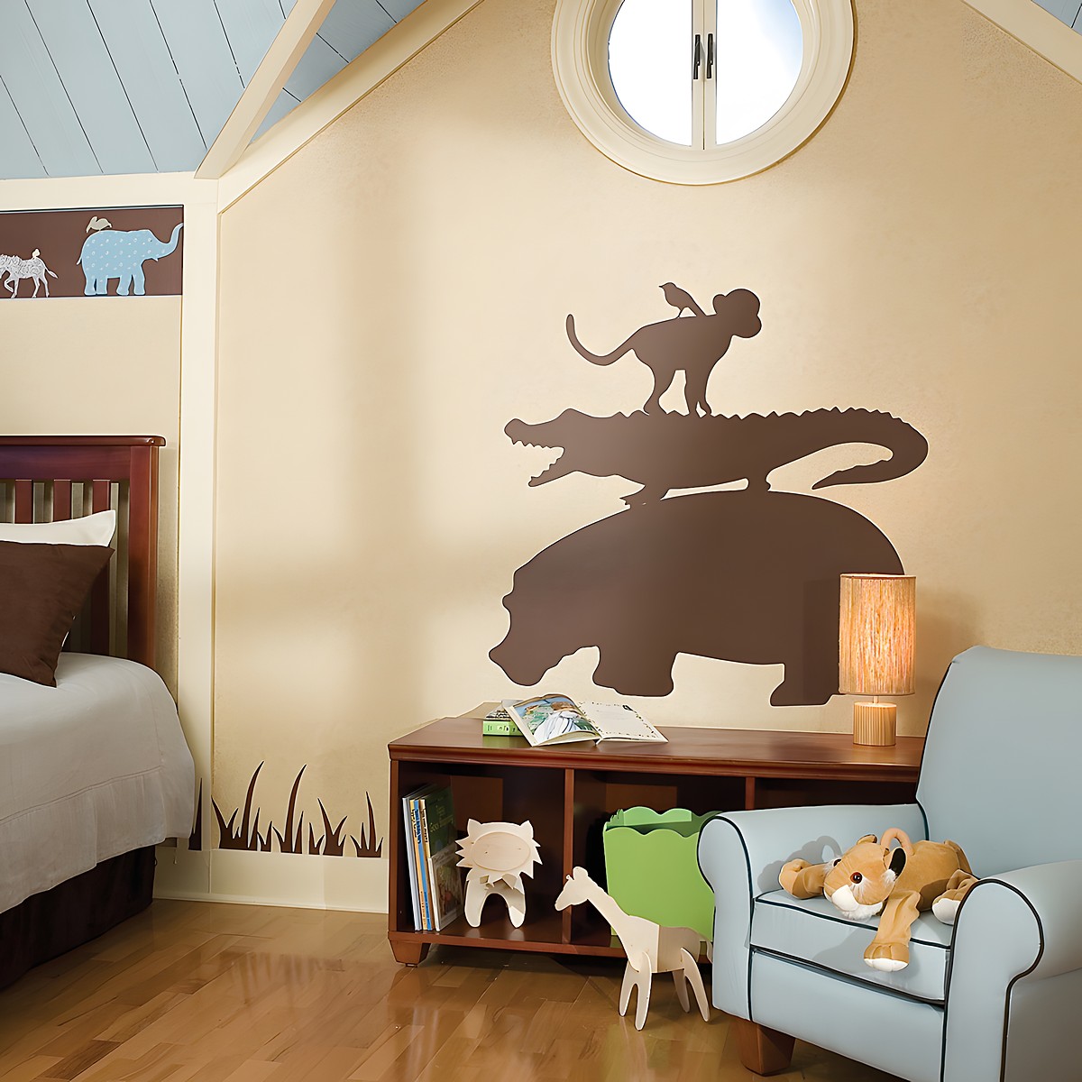 RoomMates Wandbild Animal Silhouettes Brown, braune Tier-Silhouetten aus Affe, Krokodil und Nilpferd übereinander an einer beigen Dachschrägenwand im Kinderzimmer