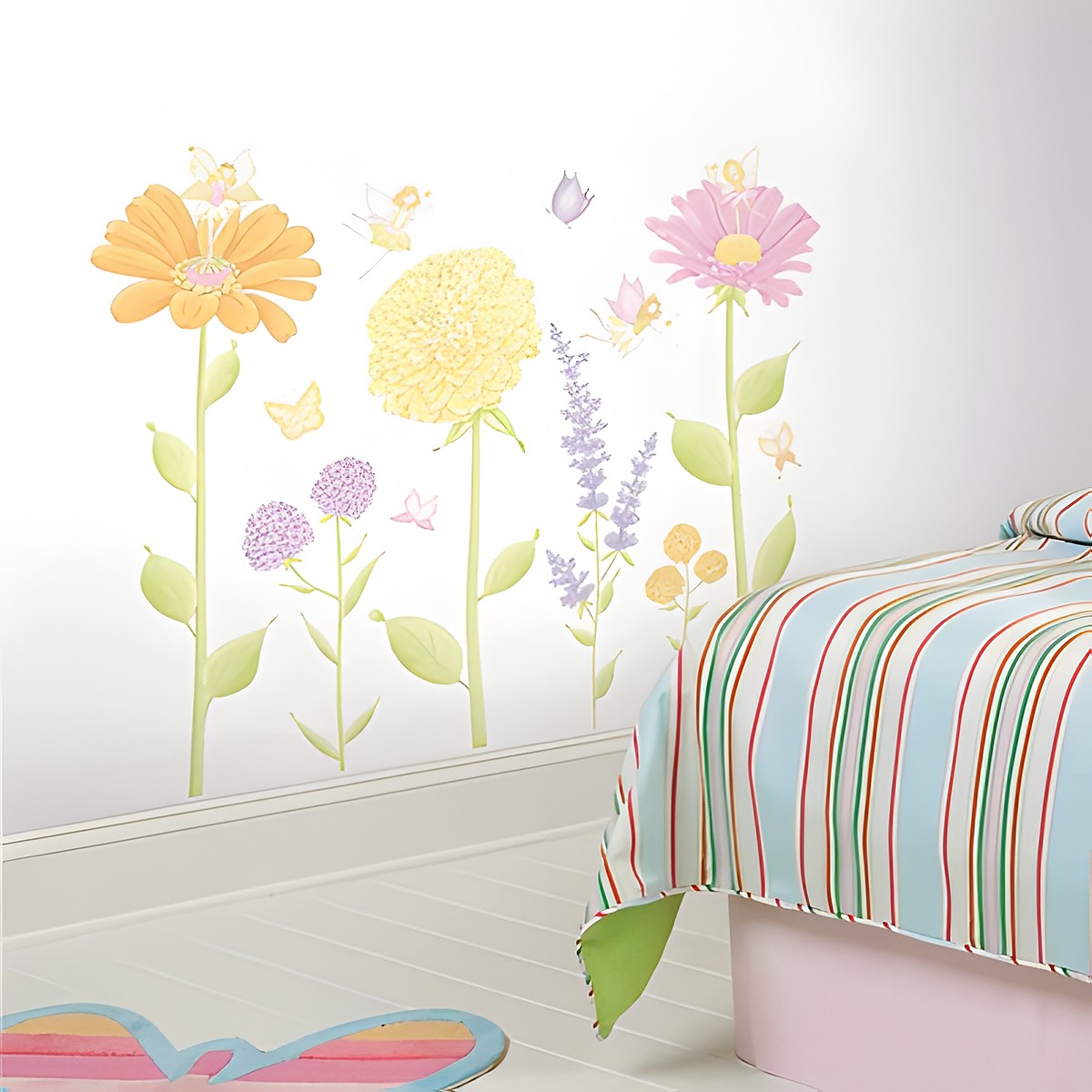 RoomMates Wandbild Fairy Garden, Klebebogen mit bunten Blumen, Feen und Schmetterlingsmotiven auf weißem Untergrund