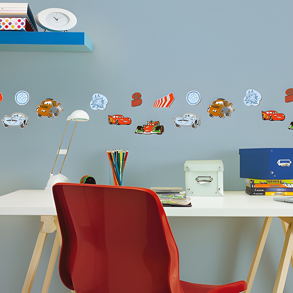 decofun Mini-Wanddekoration Pixar Cars 2 an grauer Kinderzimmerwand über Schreibtisch mit rotem Stuhl, kleine Aufkleberreihe