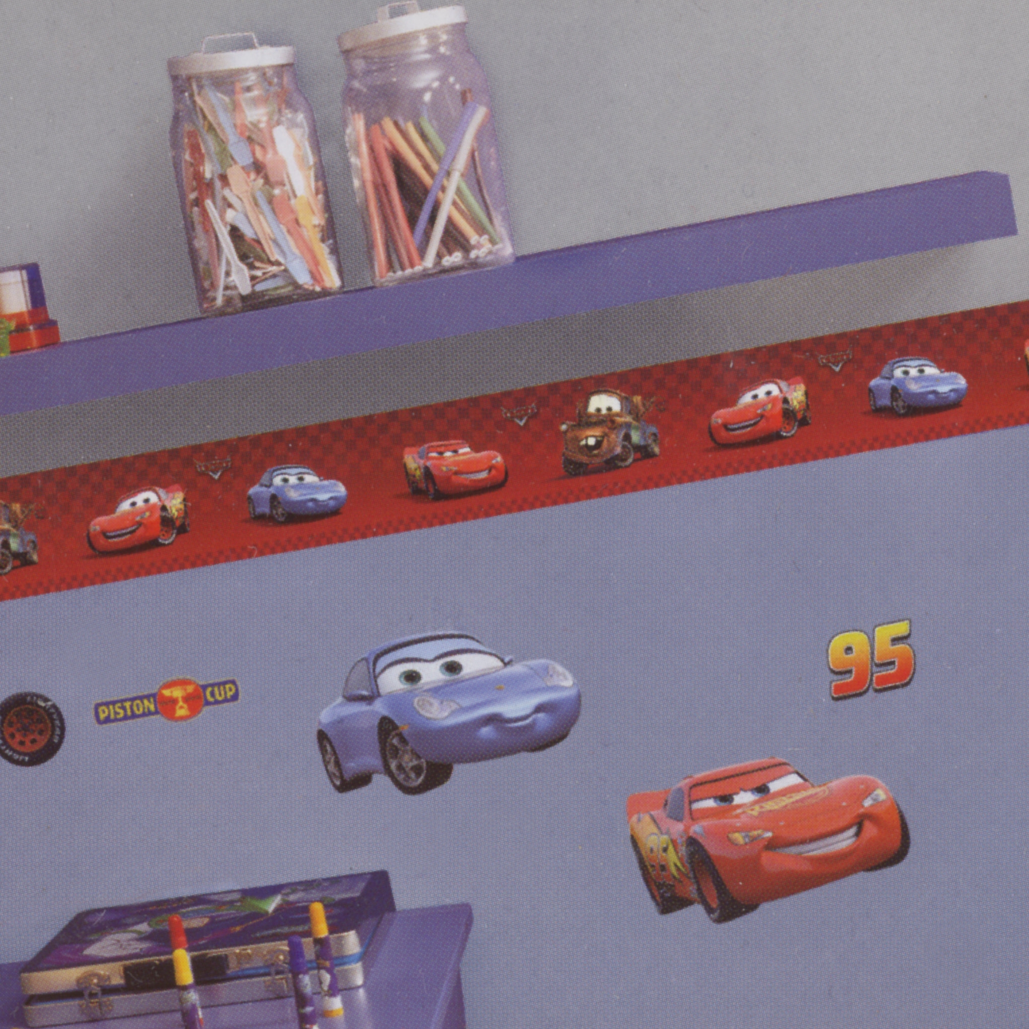 decofun Bordüre Pixar Cars an blauer Kinderzimmerwand über lila Regal, Sally und Lightning McQueen mit Startnummer 95 darunter