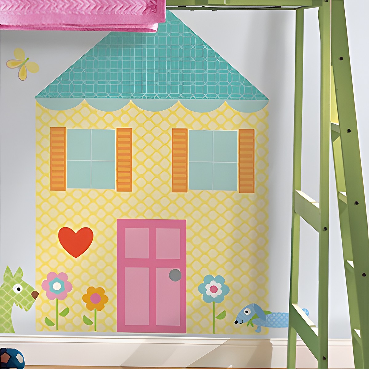 RoomMates Wandbild Play House, gelbes Puppenhaus-Motiv mit rosa Tür, Blumen und Hundemotiven an einer weißen Kinderzimmerwand neben einer Leiter