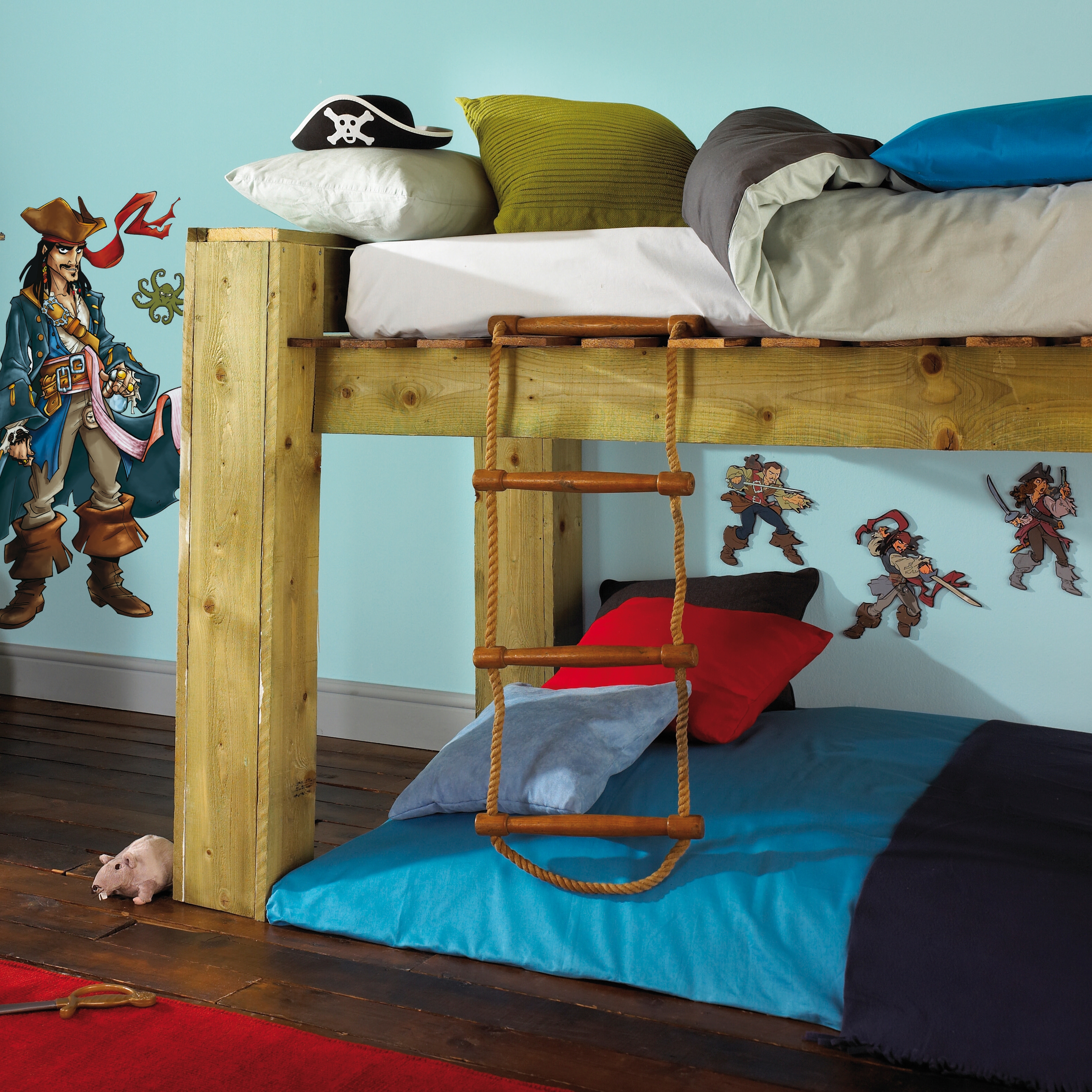 decofun wall decal Pirates of the Caribbean on a bunk bed wall, large Captain Jack Sparrow figure on the left and a small pirate group on the right